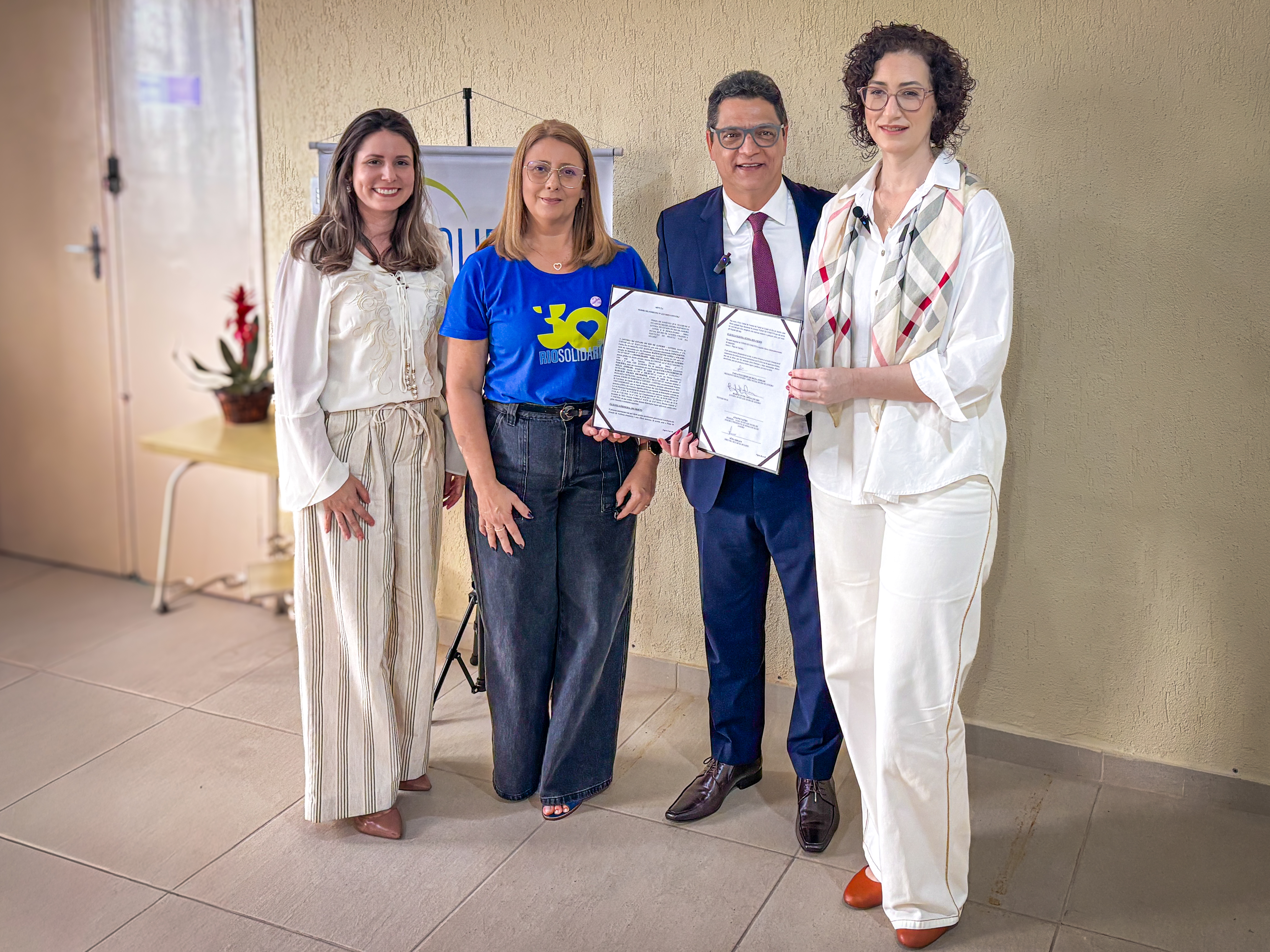 Presidente da LOTERJ e representantes do RioSolidário em assinatura de convênio.