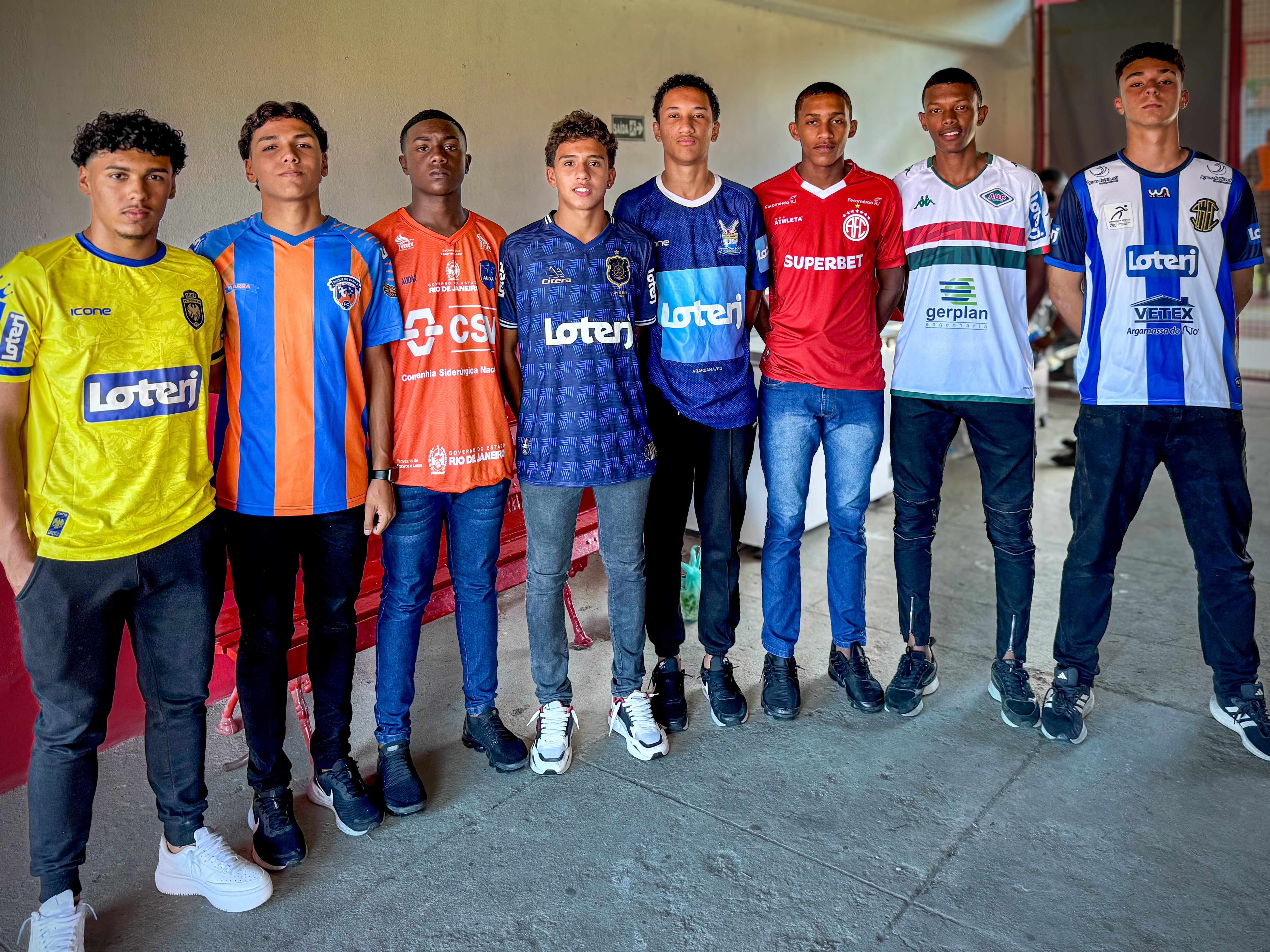 Estádio de futebol com a torcida ao fundo.
