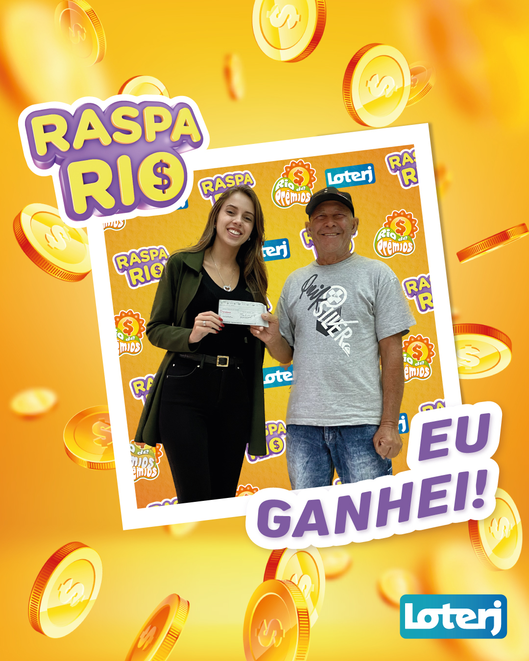 Prêmio na mão e sorriso no rosto
