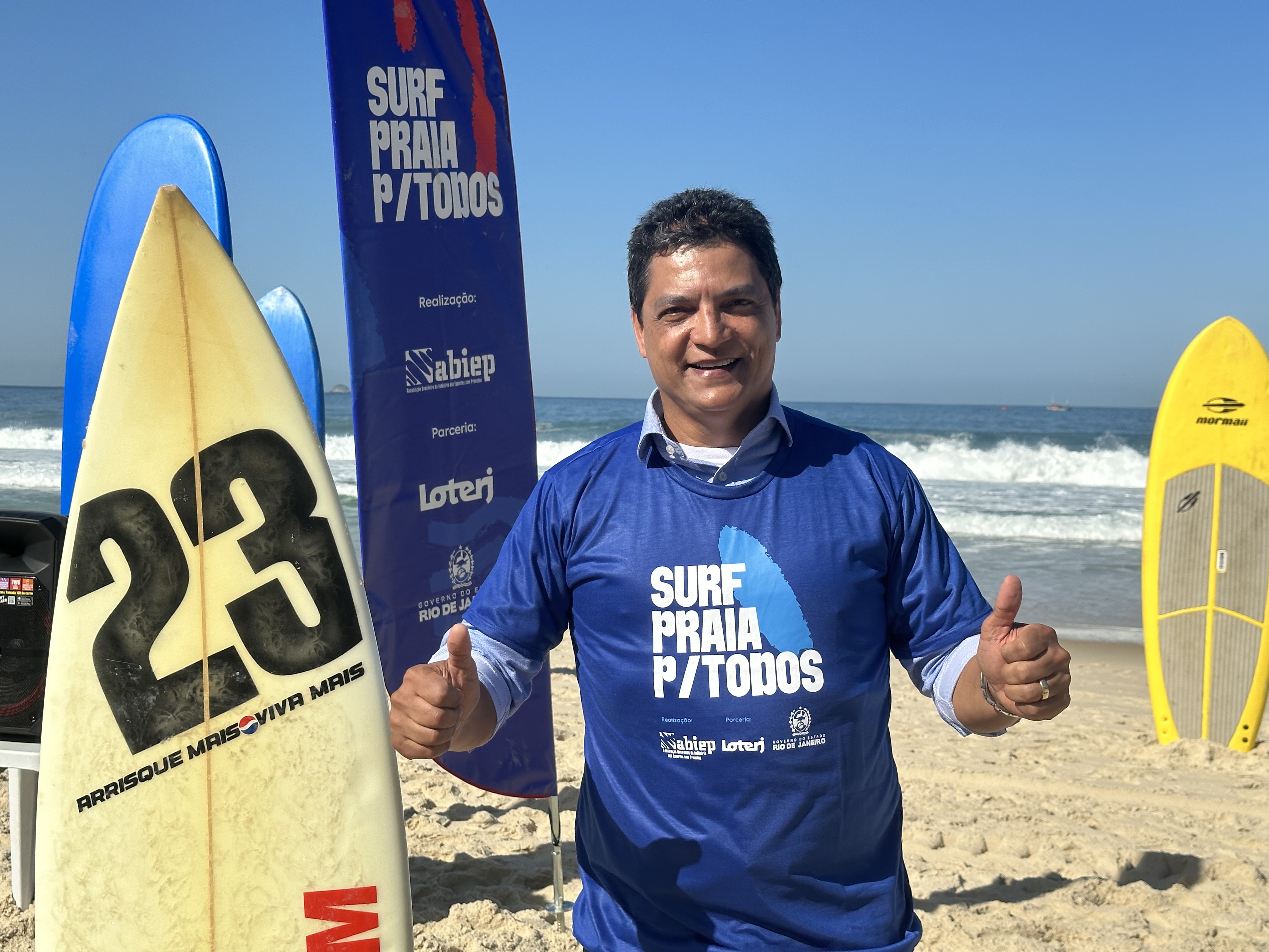 Projeto social com apoio da Loterj oferece aulas gratuitas de surf a mulheres jovens em situação de risco, idosos e pessoas com deficiência de três comunidades do Rio